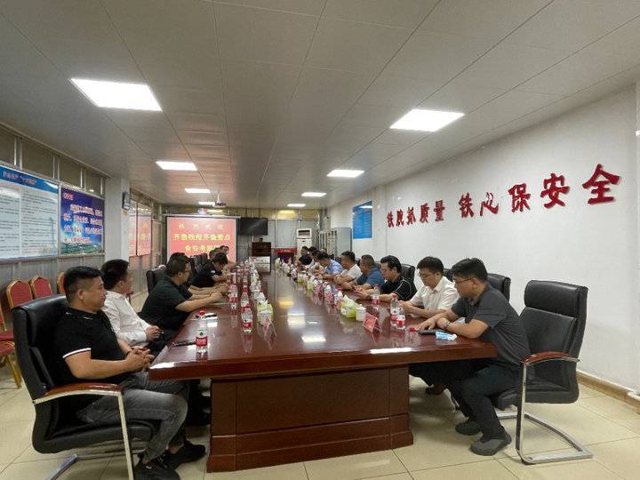 齊魯壹點(diǎn)食安山東消費(fèi)者考察團(tuán)走進(jìn)雙匯德州工廠見(jiàn)證品質(zhì)餐飲管理